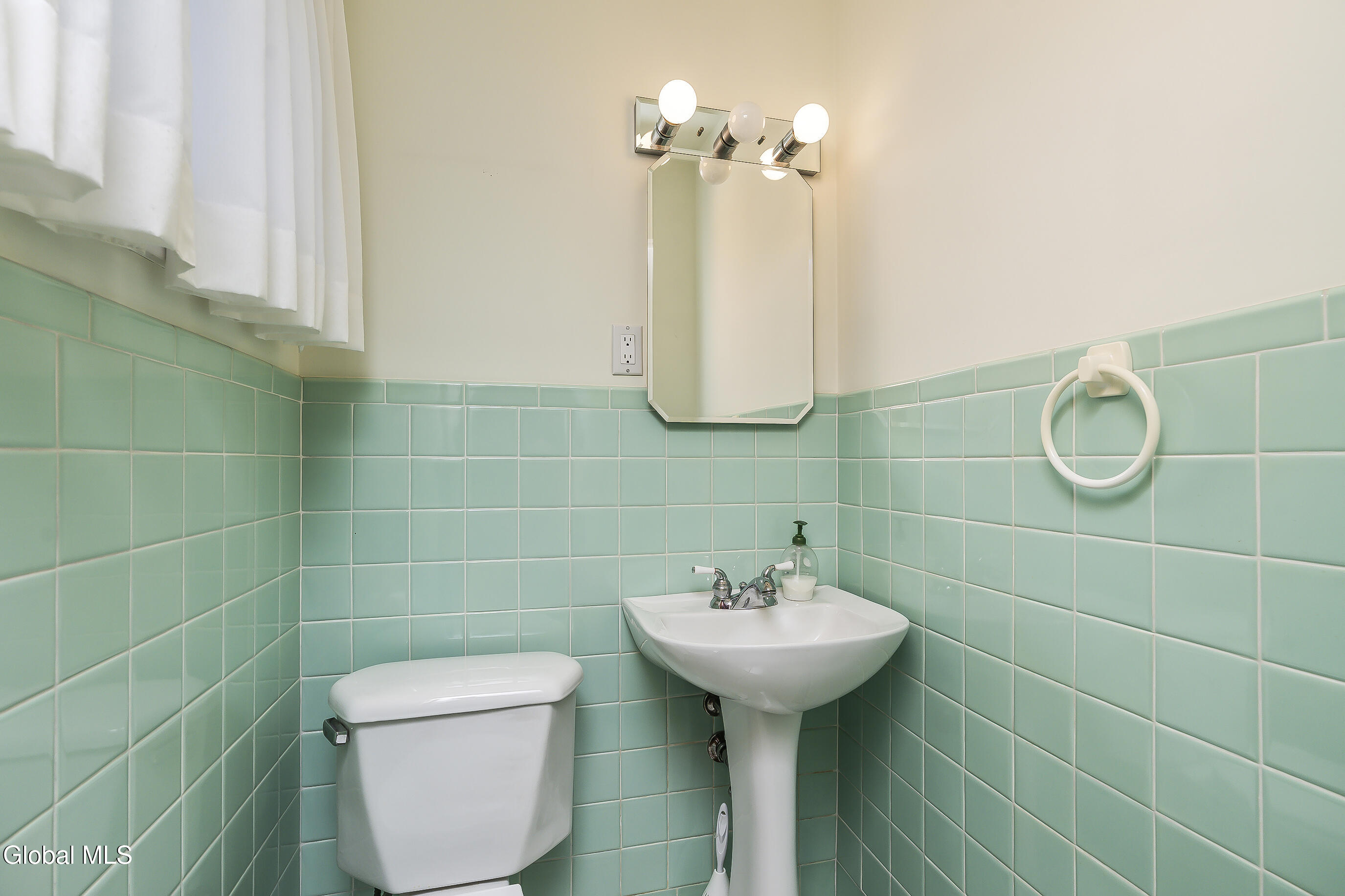 25 Gingerbread Lane Albany, NY 12208 - Photo 15 of 24 031-25-Gingerbread-Ln-Albany-NY-12208