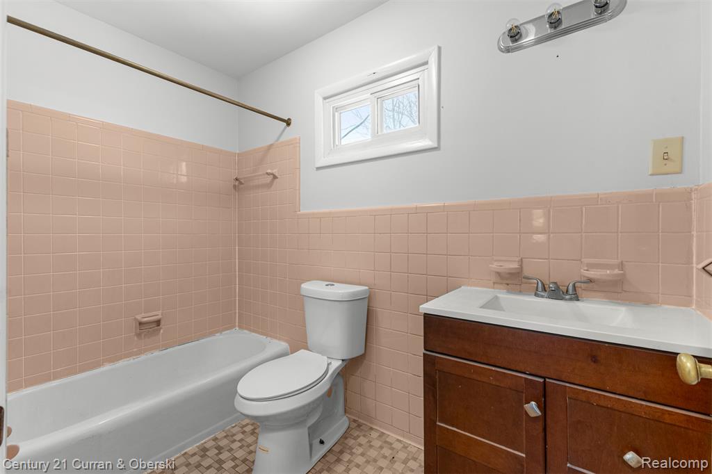 19497 Inkster Road Romulus, MI 48174 - Photo 9 of 37