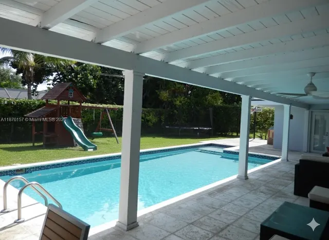 a view of a backyard