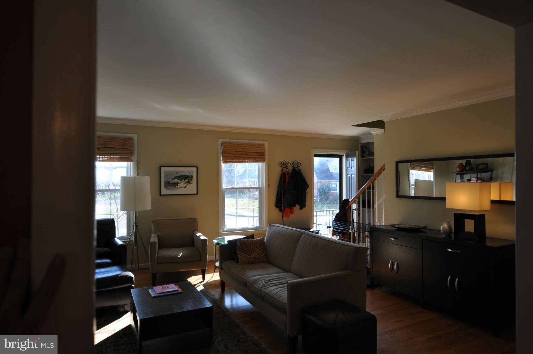 814 Stoneleigh Road Baltimore, MD 21212 - Photo 2 of 30 Living Room