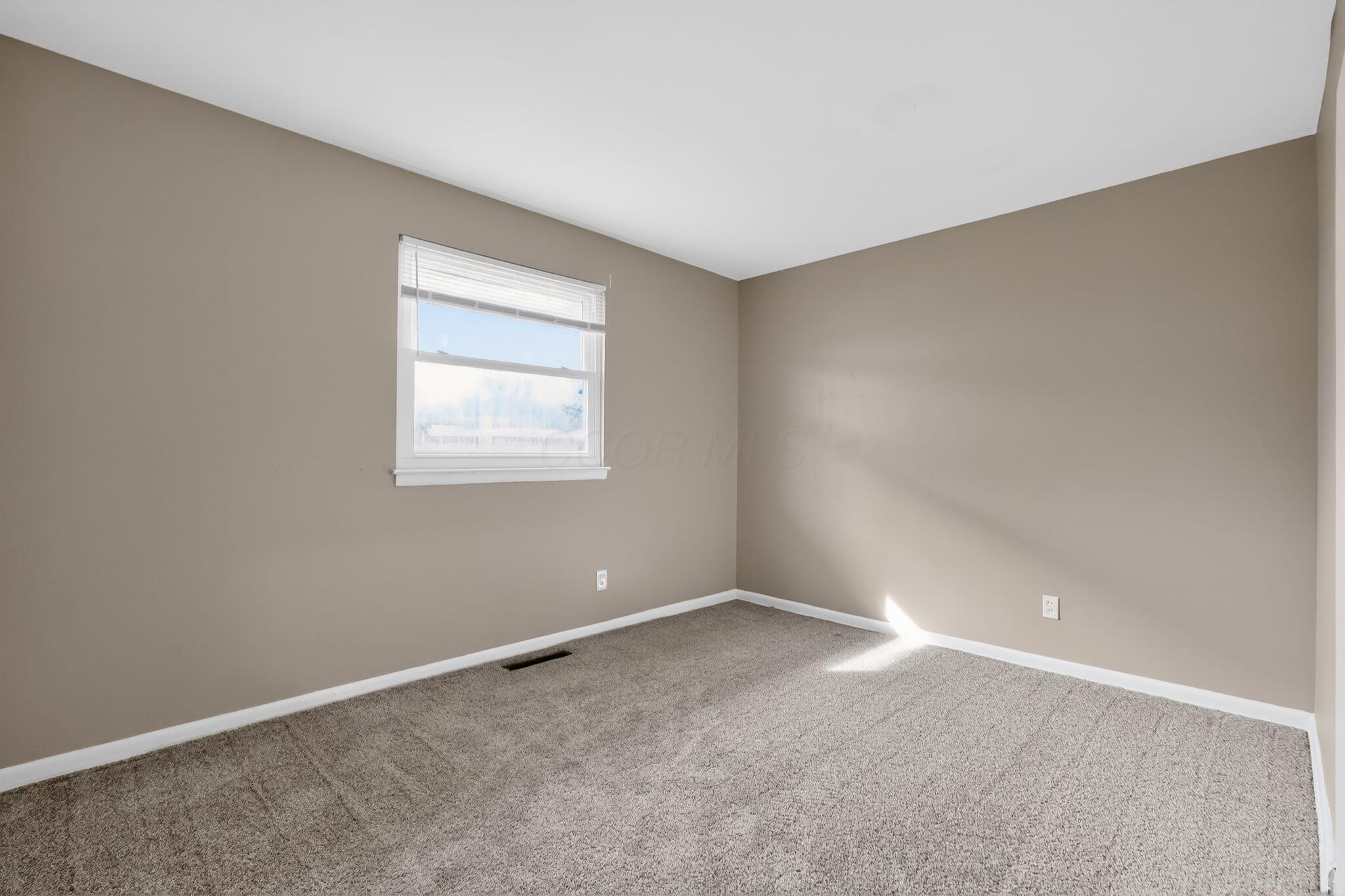 212 East Alcott Road Columbus, OH 43207 - Photo 7 of 31 12_212_E_Alcott_Rd_Columbus_OH_43207-Liv