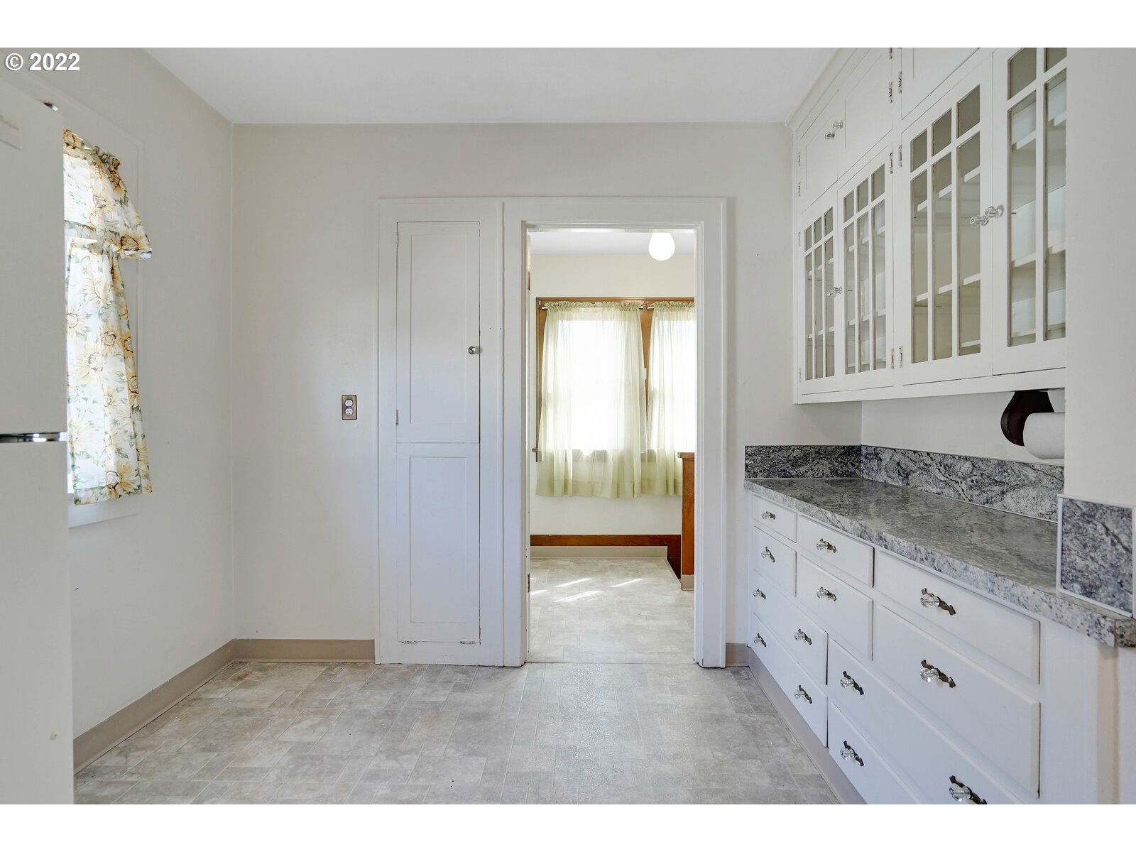 440 17th Street Northeast Salem, OR 97301 - Photo 13 of 32 a bathroom with a granite countertop sink and a mirror