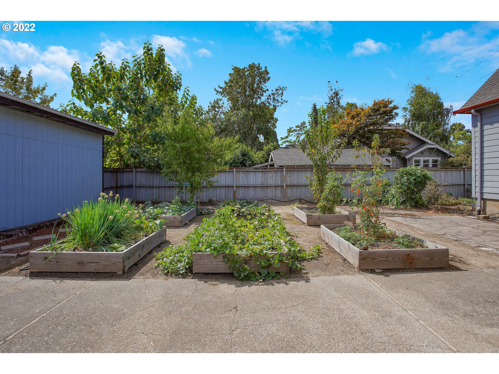 440 17th Street Northeast Salem, OR 97301 - Photo 31 of 32 a backyard of a house with a garden
