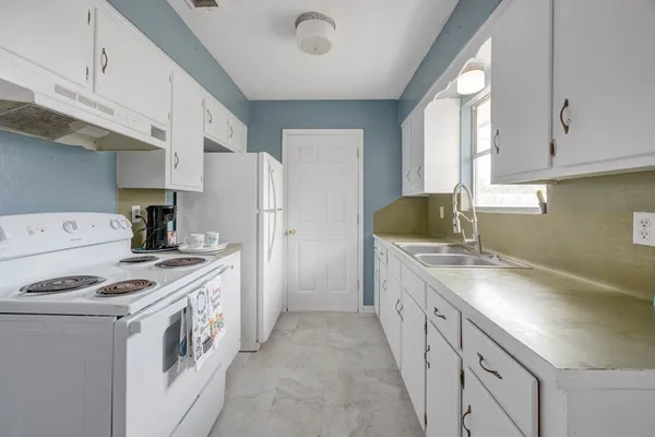 $1,900 | 1330 Red Bird Street, Rockport, TX 78382