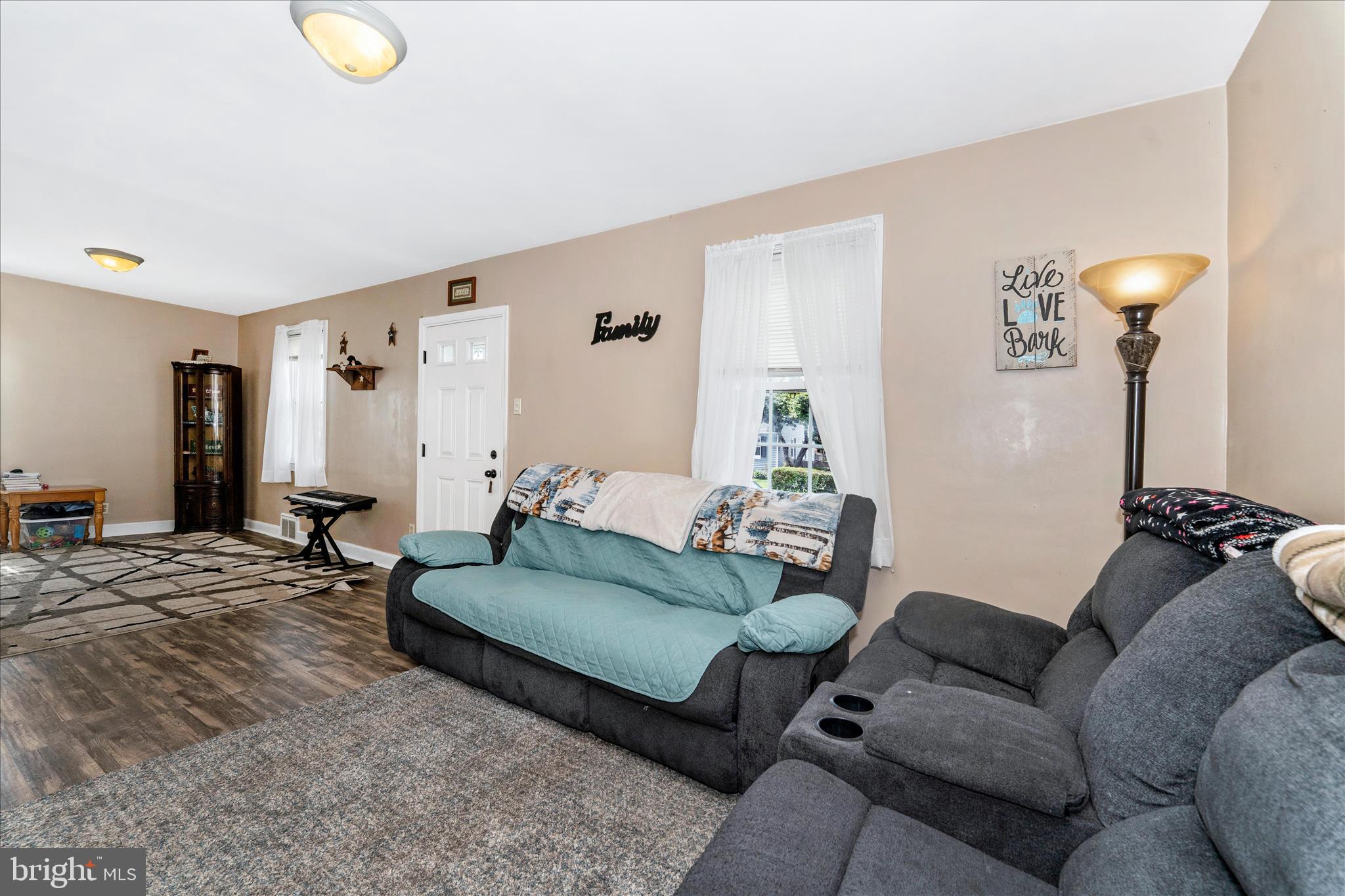 1052 Fairview Road Hagerstown, MD 21742 - Photo 11 of 48 Living Room