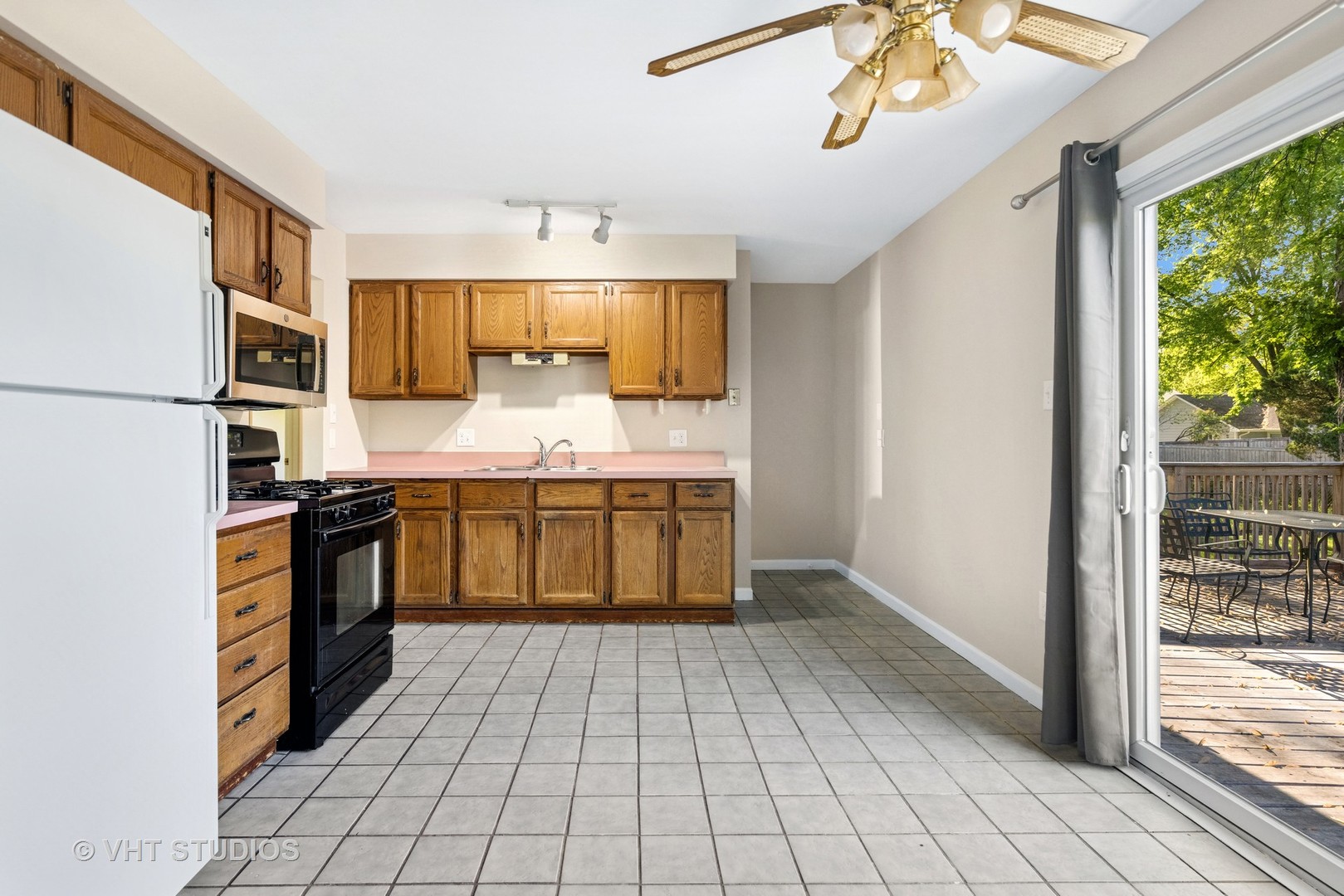 12 Pickford Road Montgomery, IL 60538 - Photo 8 of 29 a kitchen with stainless steel appliances a stove a sink and a refrigerator