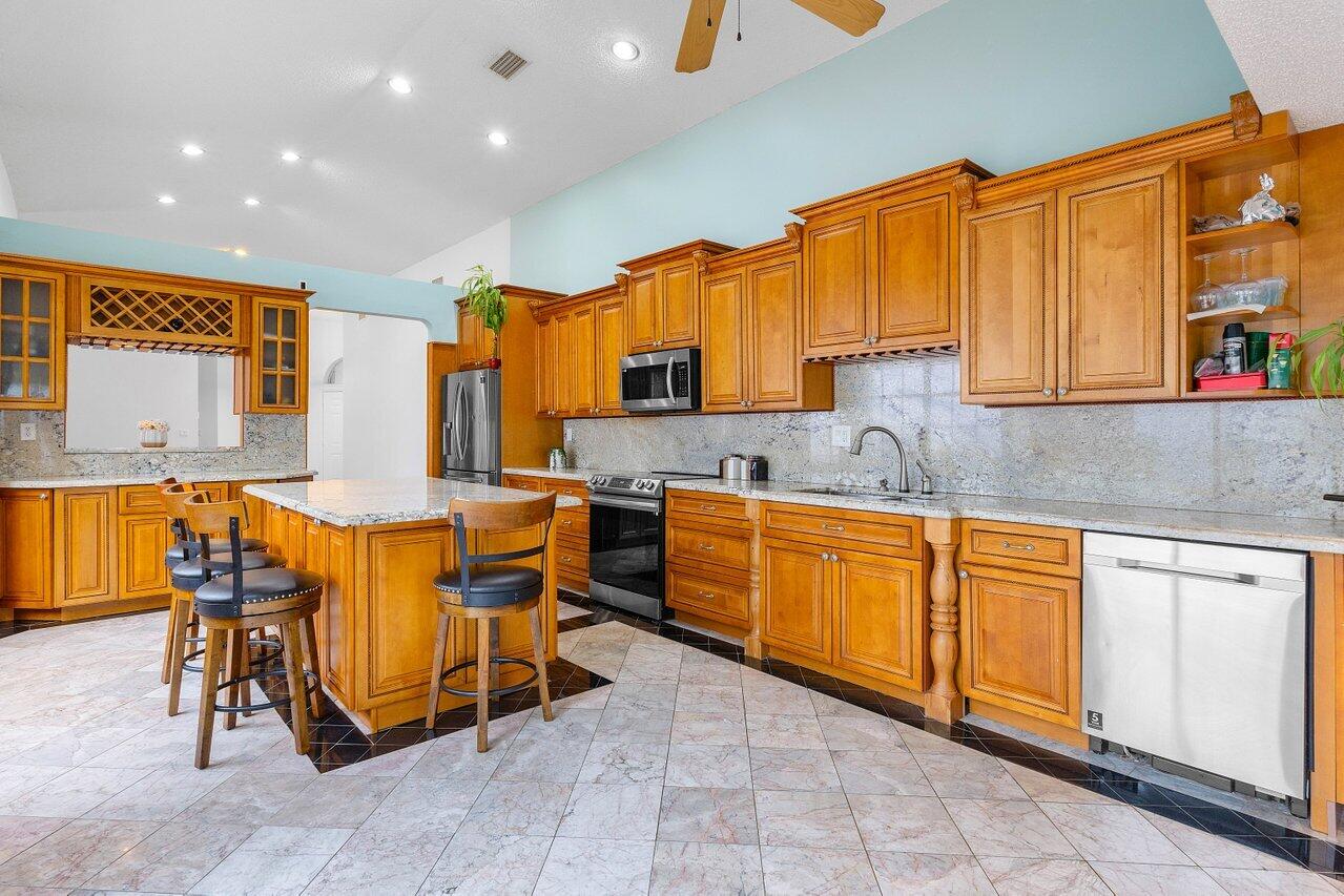 22840 Windsor Wood Court Boca Raton, FL 33433 - Photo 3 of 42 Kitchen w/ Island
