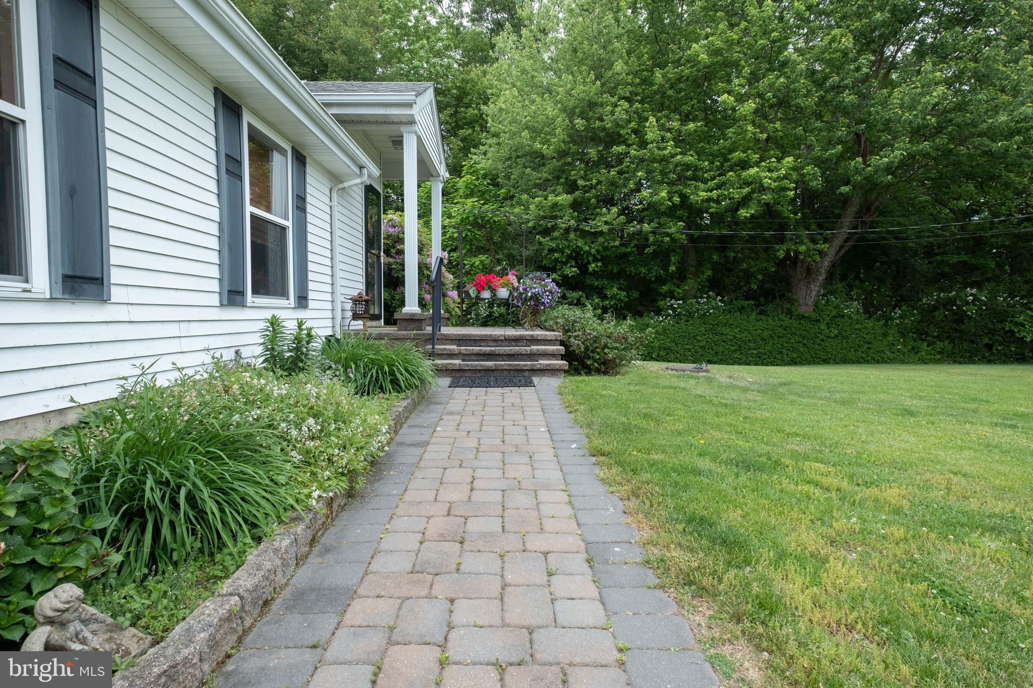 49 Friendship Road Cranbury, NJ 08512 - Photo 3 of 33