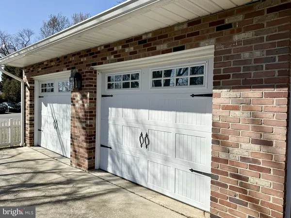 a view of entryway with a front door