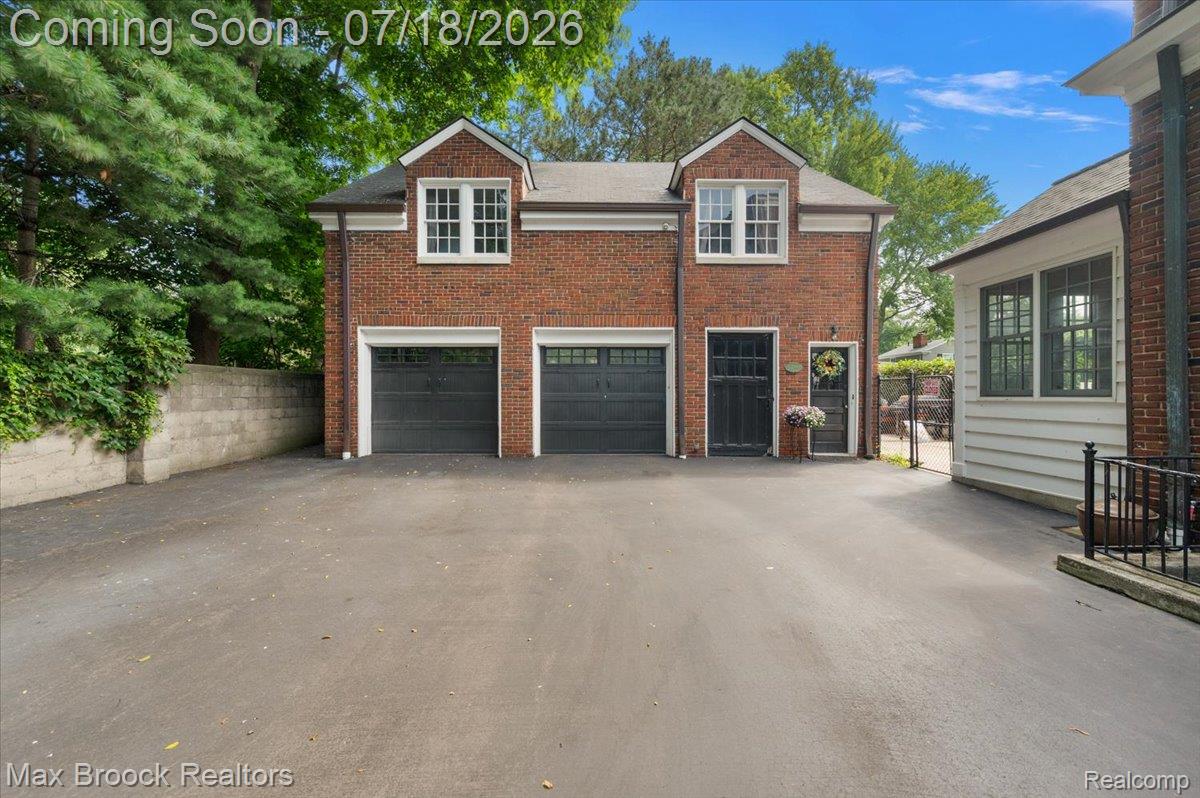 294 Lincoln Road Grosse Pointe, MI 48230 - Photo 48 of 84 Garage & Carriage House