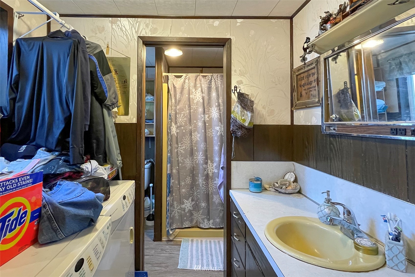 371 Lake Farm Road Port Angeles, WA 98362 - Photo 12 of 36 a bathroom with a tub sink and mirror