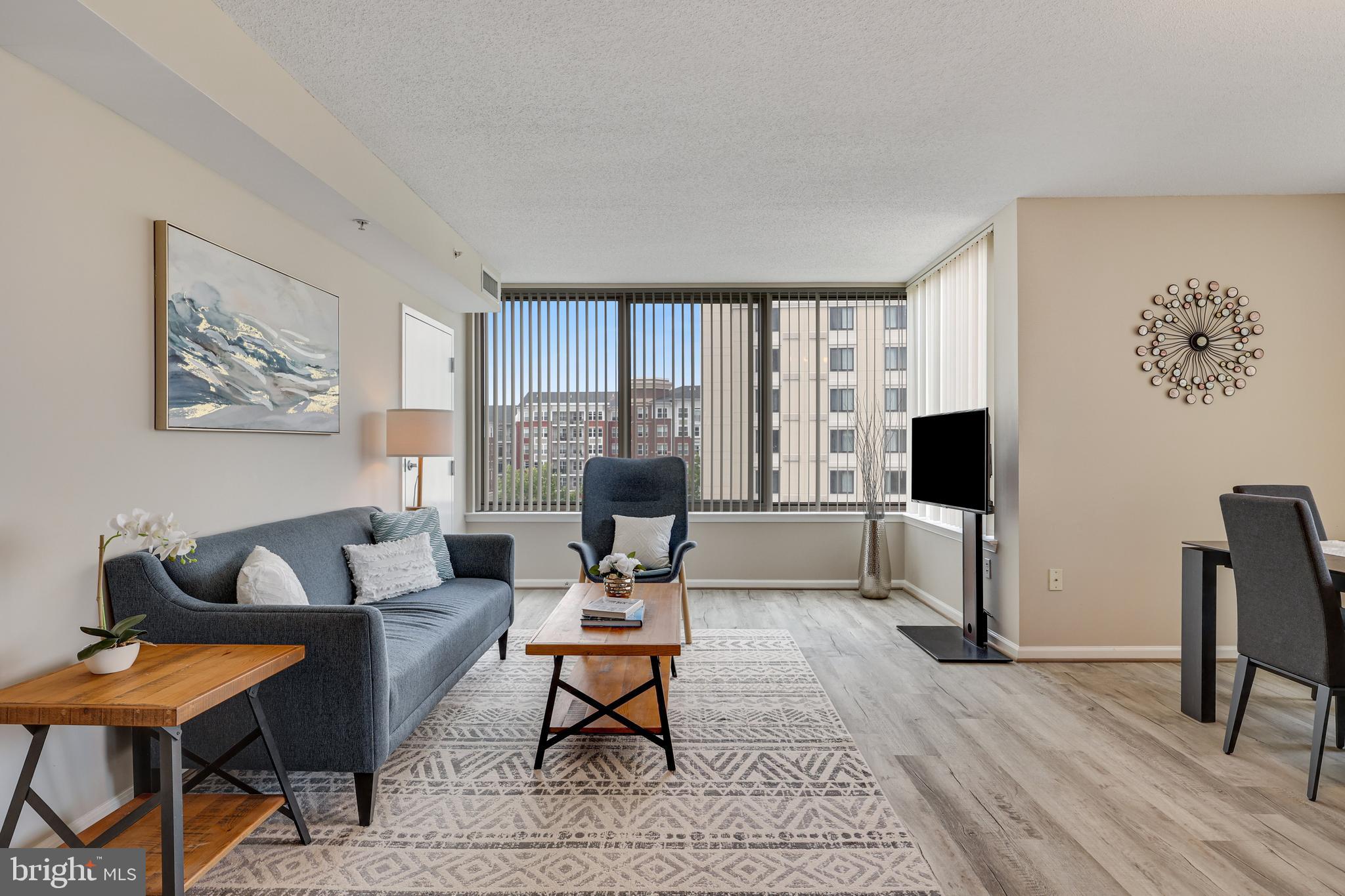2726 Gallows Road, Unit 708 Vienna, VA 22180 - Photo 6 of 38 Living Room