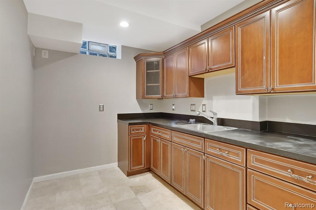 2032 Roundtree Rochester Hills, MI 48307 - Photo 27 of 30