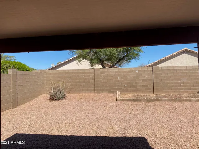 a view of a backyard