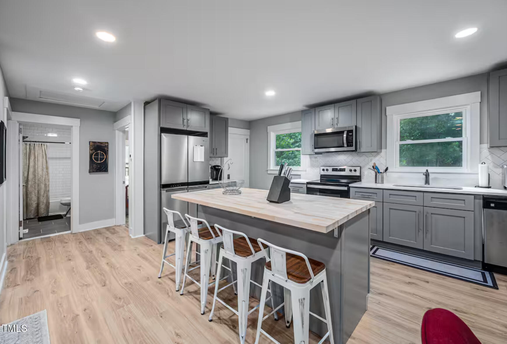 1402 Robinhood Road Durham, NC 27701 - Photo 3 of 21 1402 Robinhood Road, Durham, NC 27701 ph