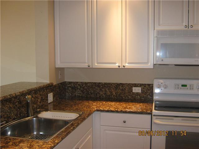 26 Royal Palm Way, Unit 402 Boca Raton, FL 33432 - Photo 4 of 25 Kitchen