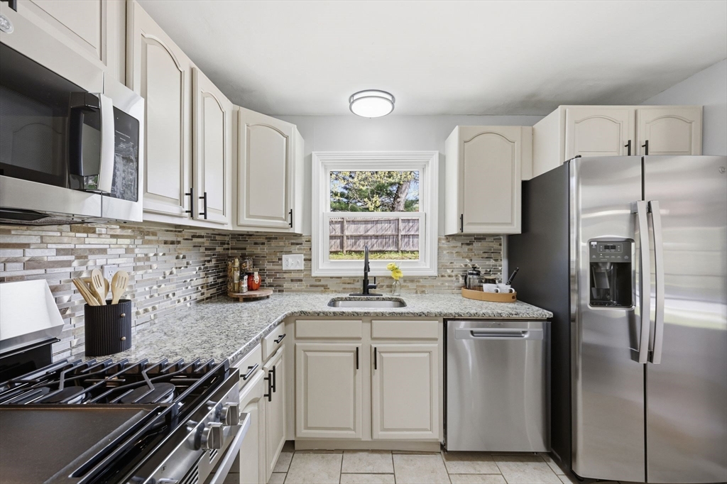 118 Surrey Road Springfield, MA 01118 - Photo 6 of 31