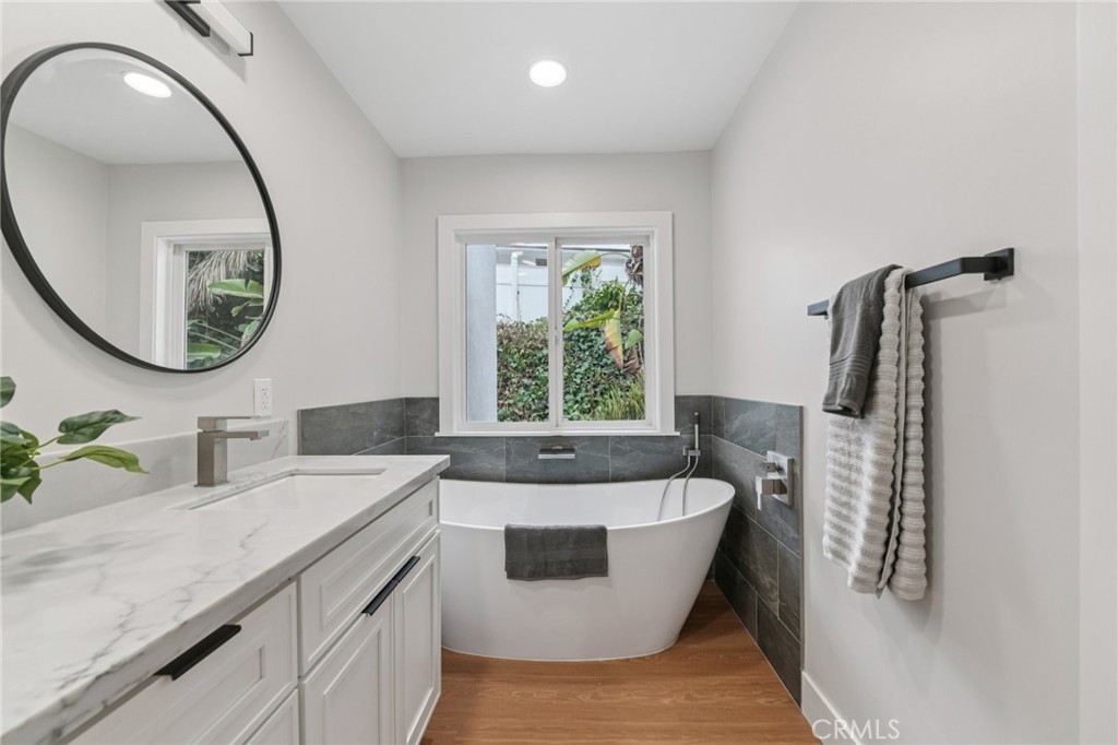 20 Saddle Road Rancho Palos Verdes, CA 90275 - Photo 21 of 44 a bathroom with a bathtub sink and mirror