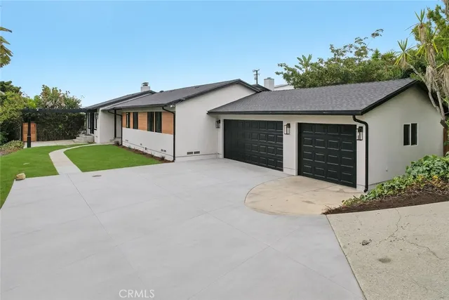 a view of a house with a yard and garage