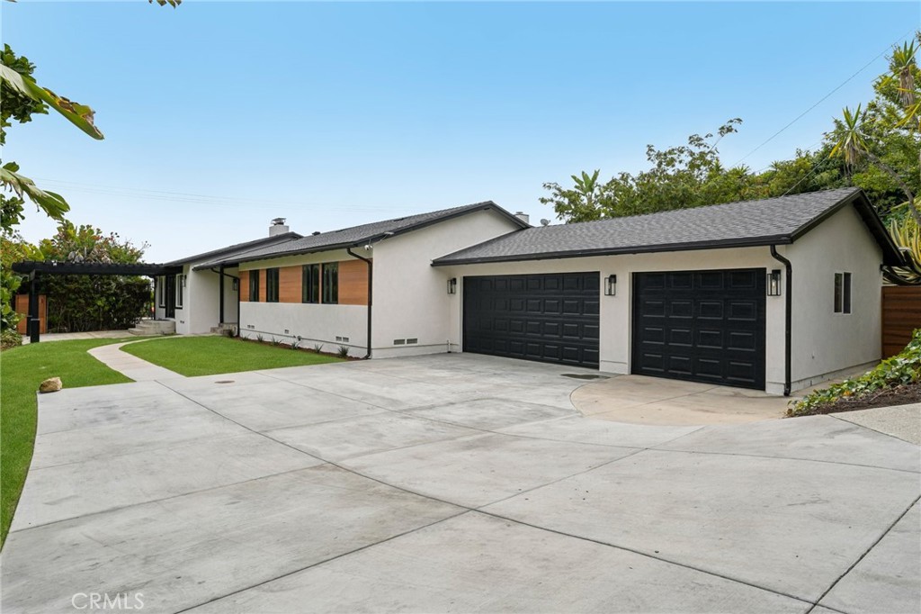 20 Saddle Road Rancho Palos Verdes, CA 90275 - Photo 4 of 44 a house with yard and a outdoor space