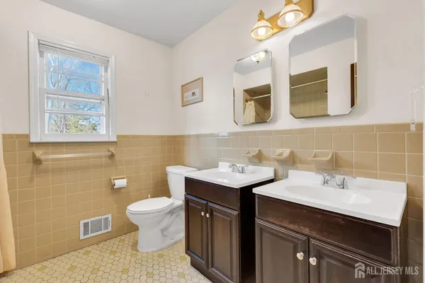 $879,900 | 8 Queens Place, Old Bridge, NJ 08857