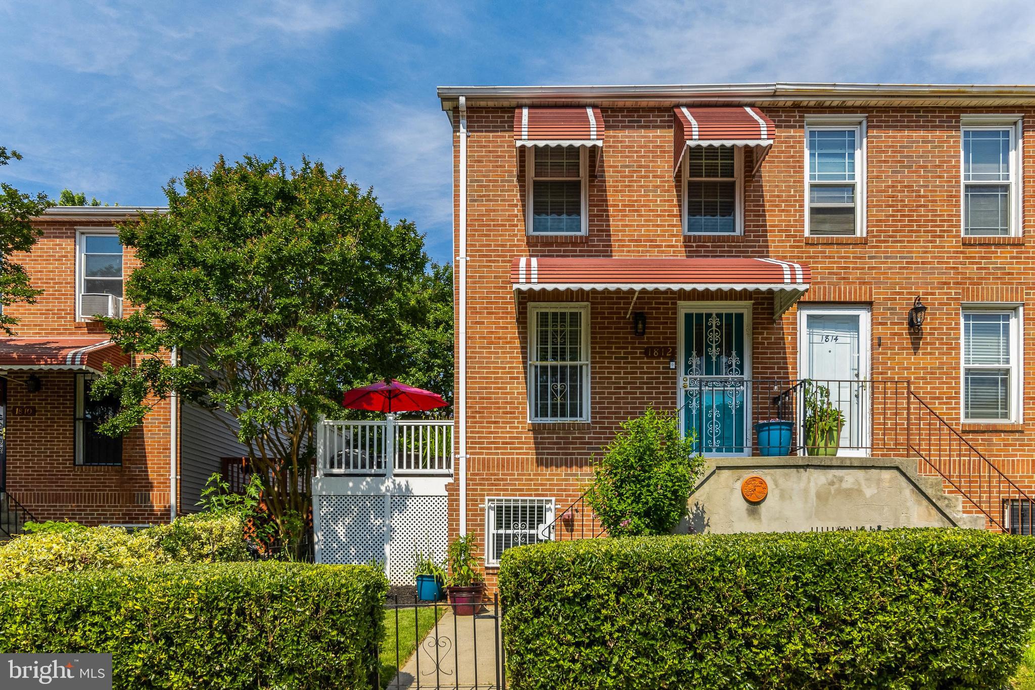 Well maintained end of group rowhome, fenced yard
