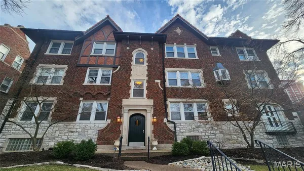 $229,900 | 7570 Byron Place, Unit 3W, Clayton, MO 63105