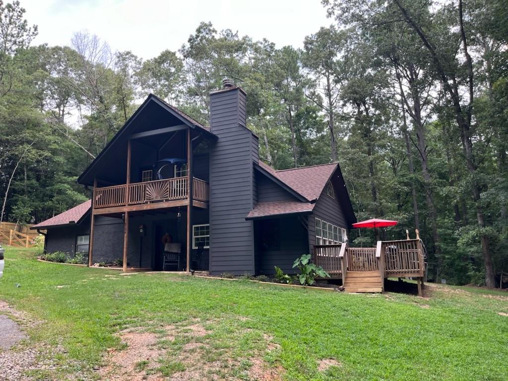 a view of a house with a yard