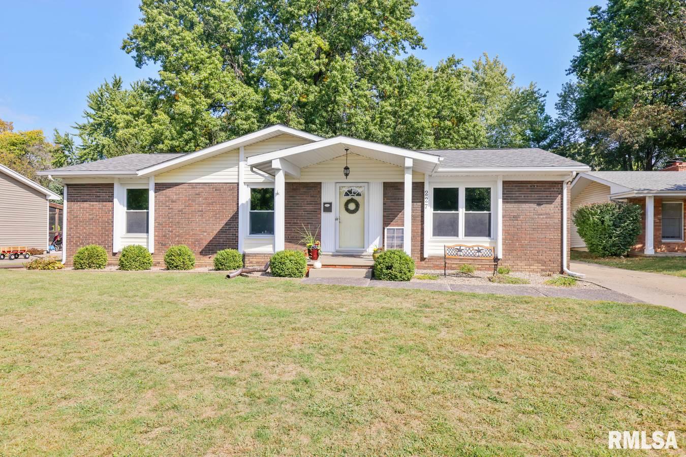 227 Nottingham Road Springfield, IL 62704 - Photo 1 of 37
