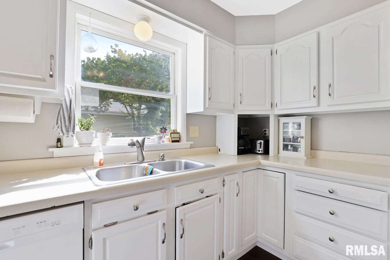 227 Nottingham Road Springfield, IL 62704 - Photo 7 of 37