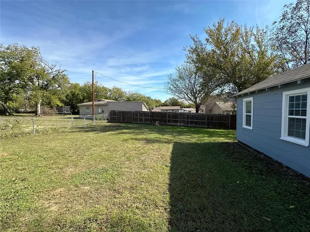 a view of a backyard