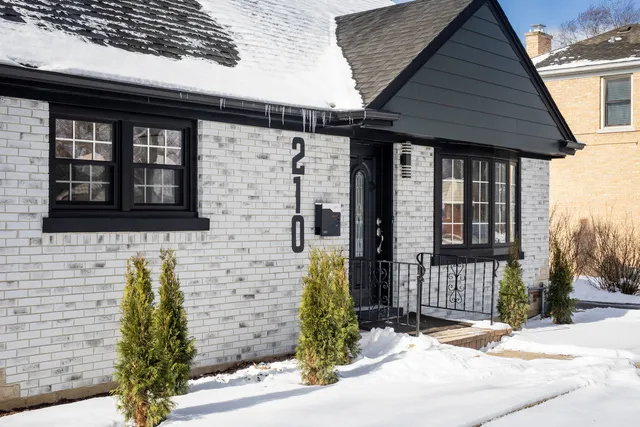 $649,000 | 210 North Russel Street, Mount Prospect, IL 60056