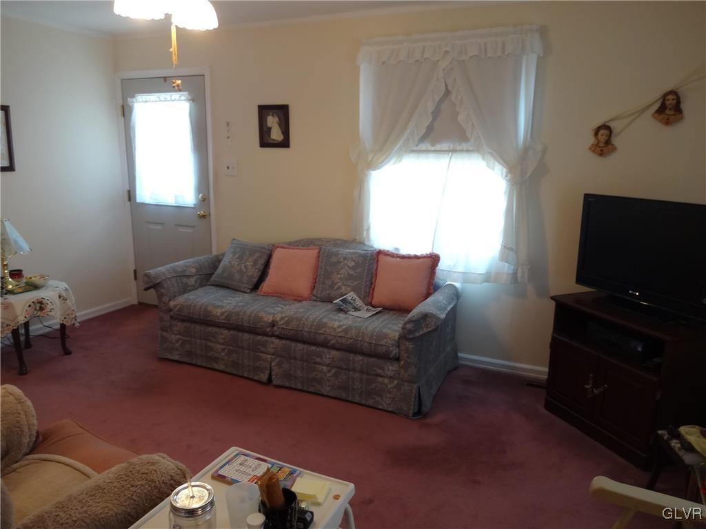 920 Magnolia Road Hellertown, PA 18055 - Photo 4 of 16 Gallery Image 4