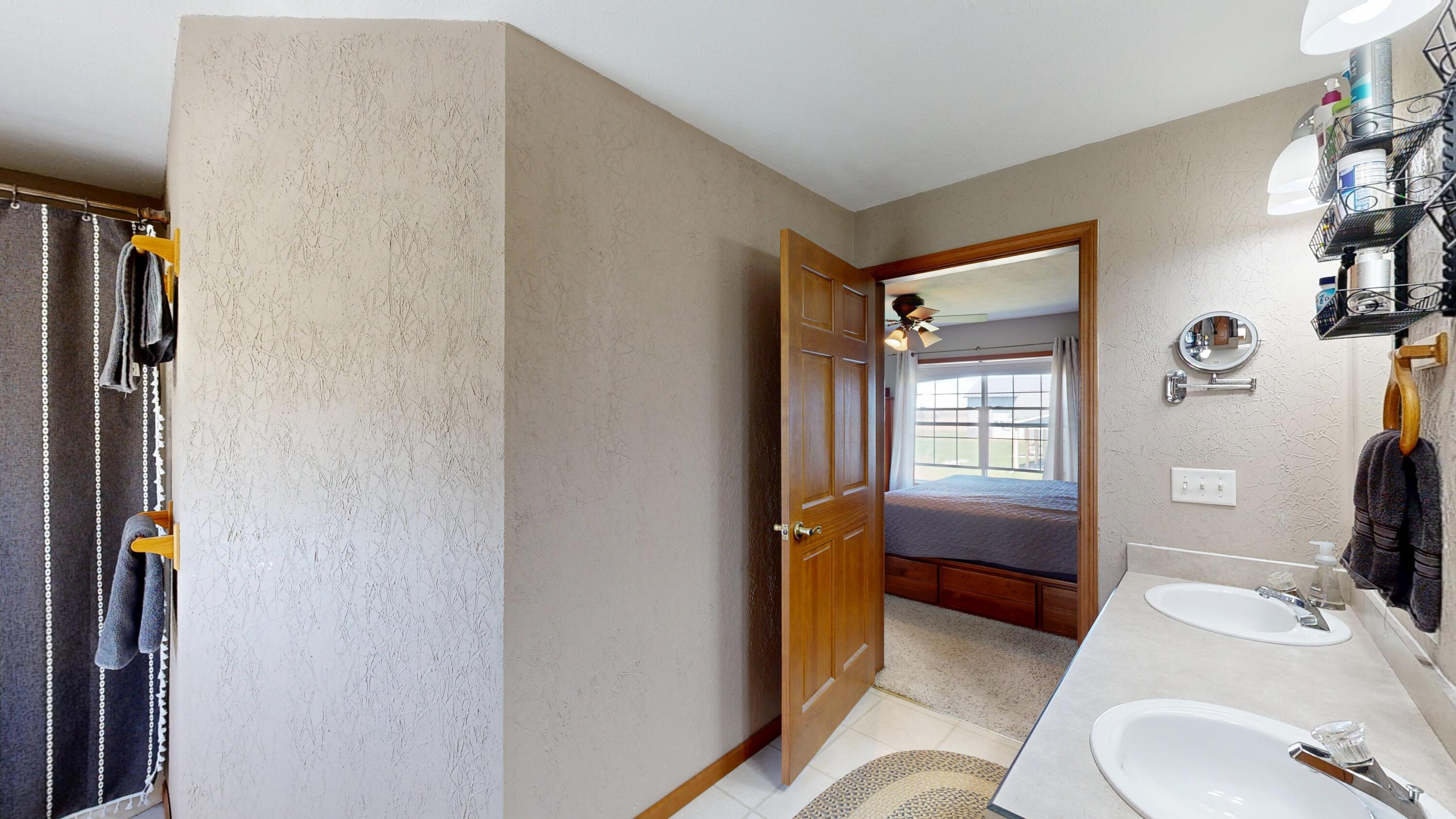 E7691 Prairie Boulevard Westby, WI 54667 - Photo 20 of 59 Primary bathroom