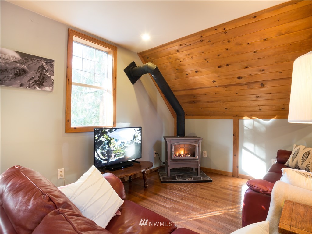 11107 Welcome Road Deming, WA 98244 - Photo 5 of 33 Gallery Image 5