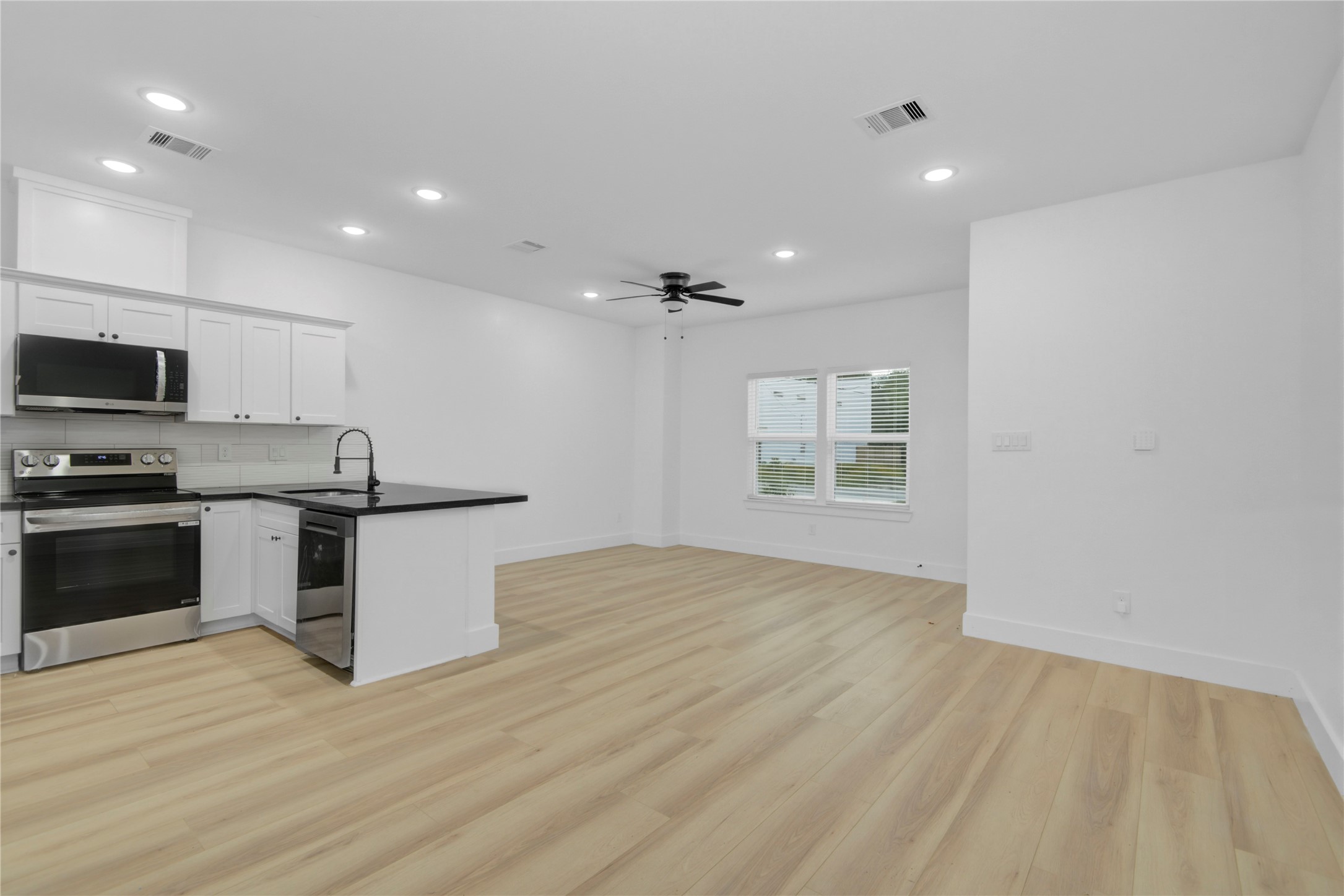 8410 Sunnyhill Street Houston, TX 77088 - Photo 11 of 25