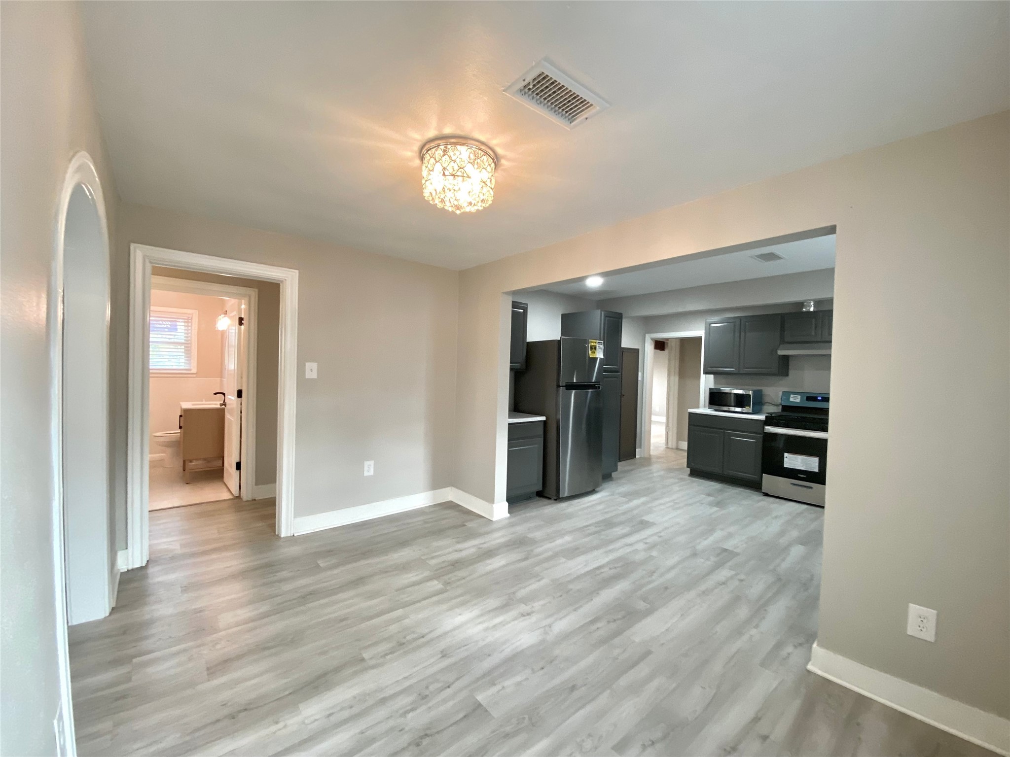 628 King Street Houston, TX 77022 - Photo 8 of 24 Large Dining Room with view to secondary bathroom flanked by Hollywood styled bedrooms.