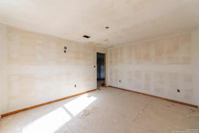 $370,000 | 989 Oil Well, Pipe Creek, TX 78063