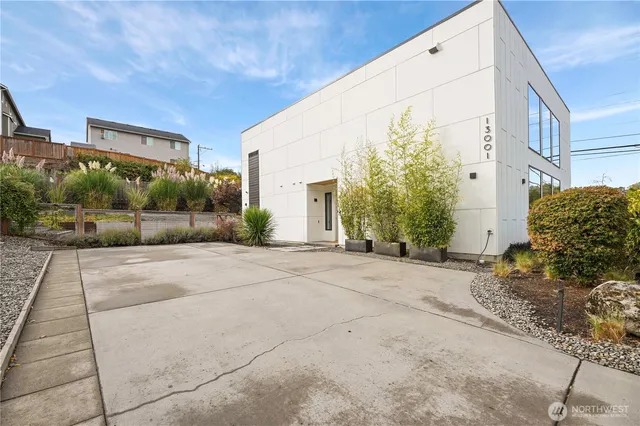 $1,300,000 | 13001 40th Avenue South, Tukwila, WA 98168