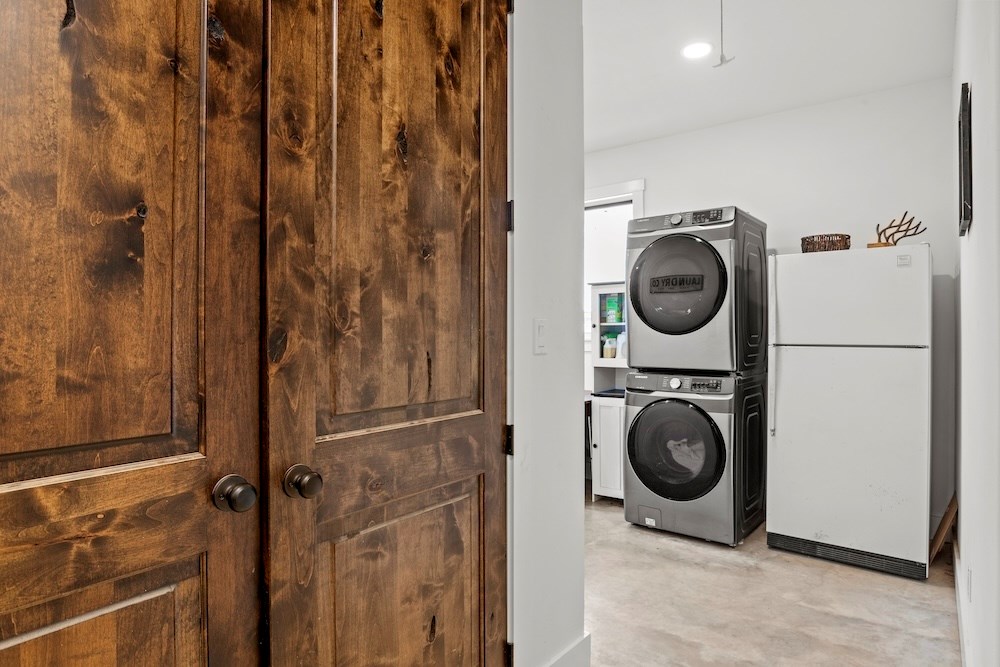 1410 Grapetown Road Fredericksburg, TX 78624 - Photo 31 of 60 a utility room with dryer and washer