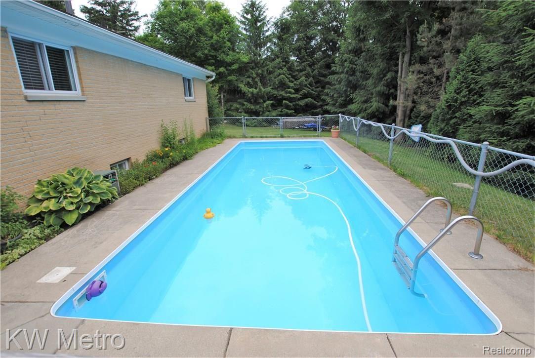 36667 Howard Road Farmington, MI 48331 - Photo 32 of 32 Built in Pool