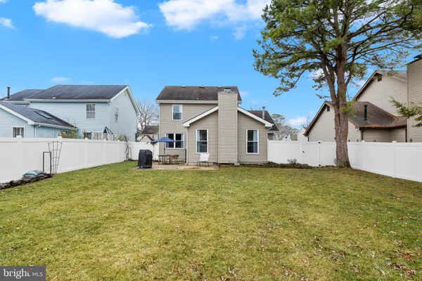 a view of a house with backyard and garden
