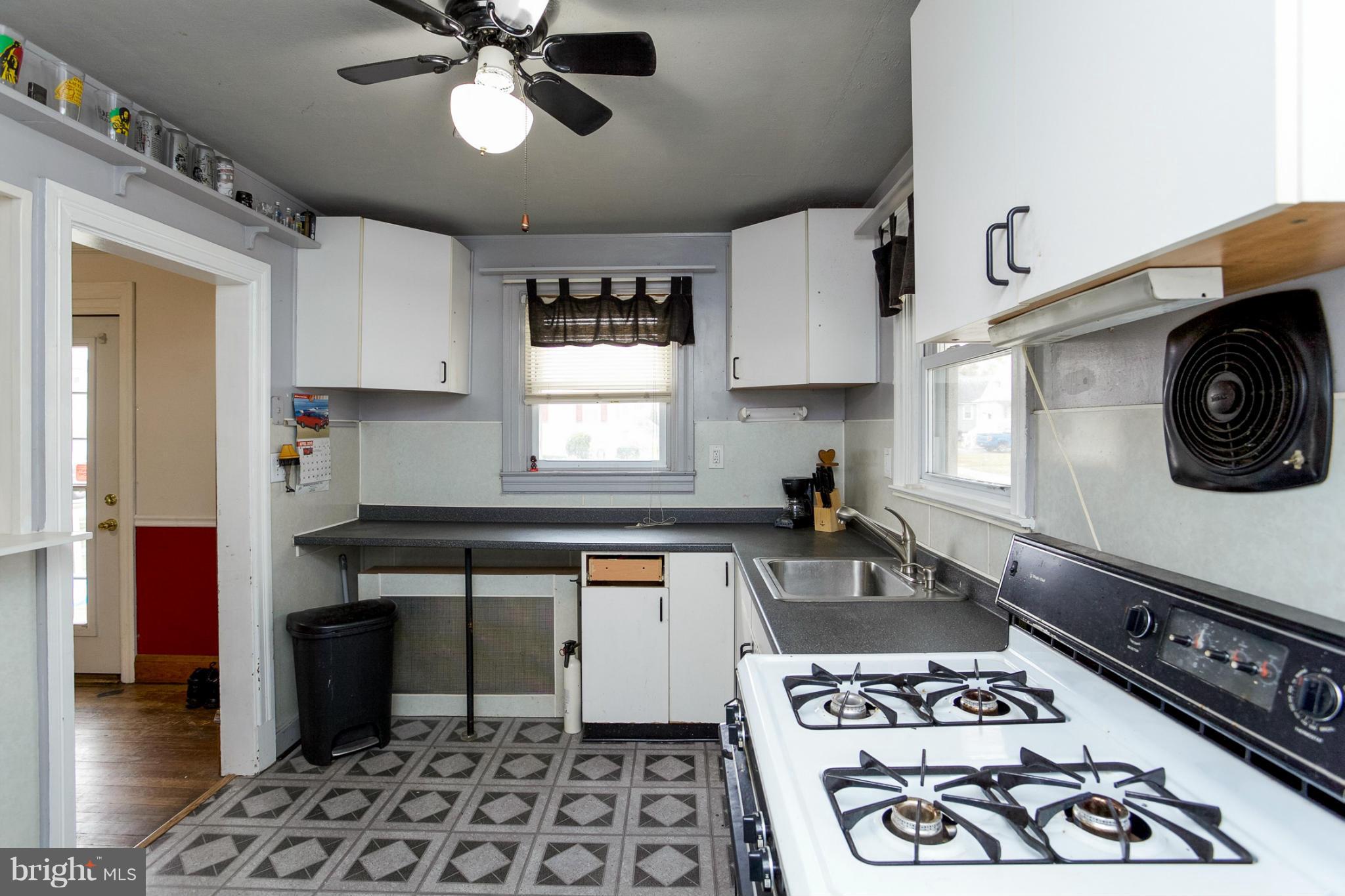 6601 North Point Road Baltimore, MD 21219 - Photo 3 of 30 Kitchen