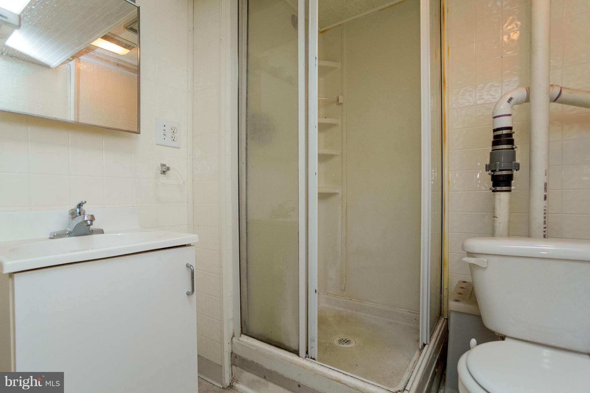 6601 North Point Road Baltimore, MD 21219 - Photo 25 of 30 Bath