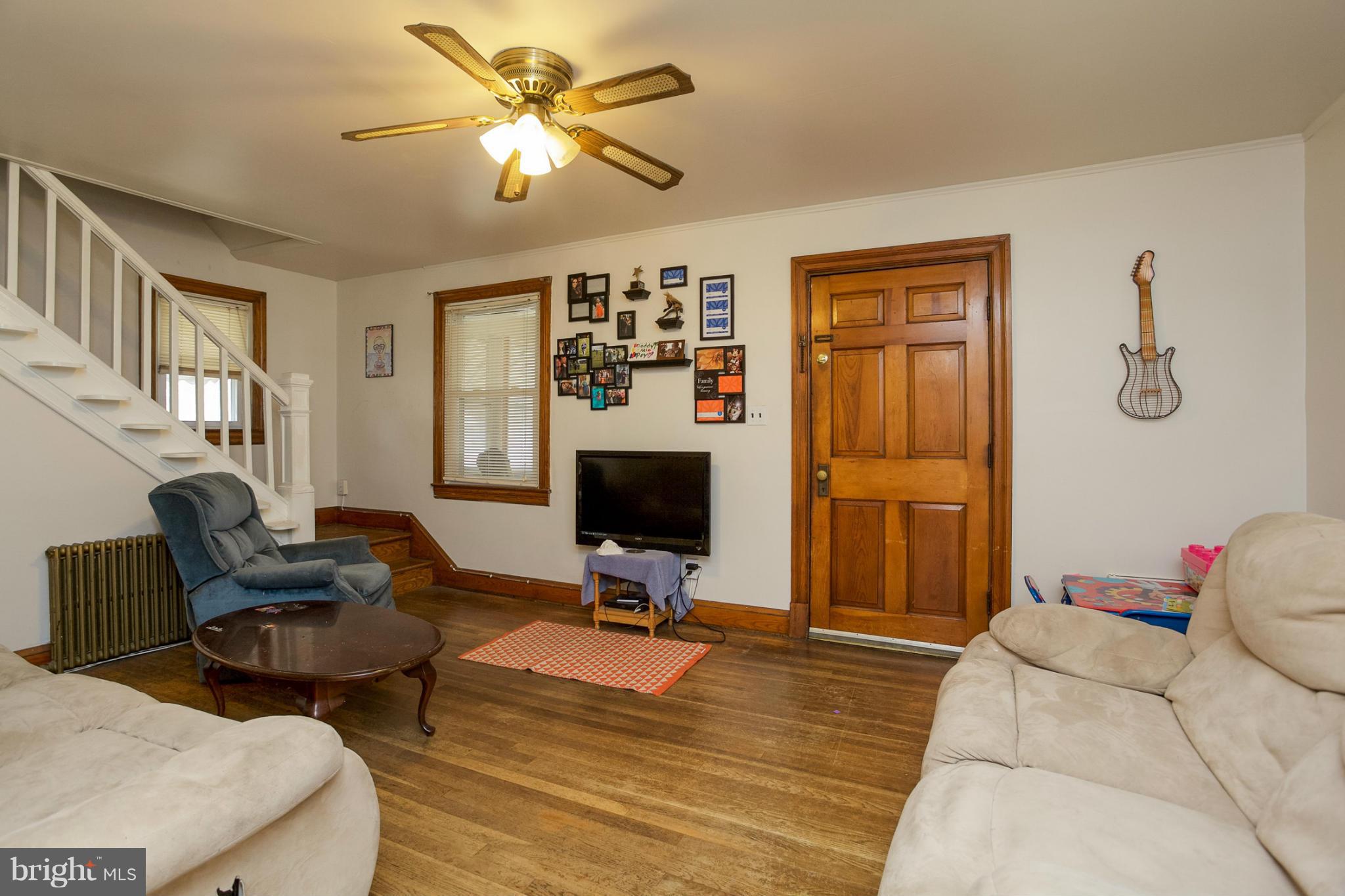 6601 North Point Road Baltimore, MD 21219 - Photo 7 of 30 Living Room