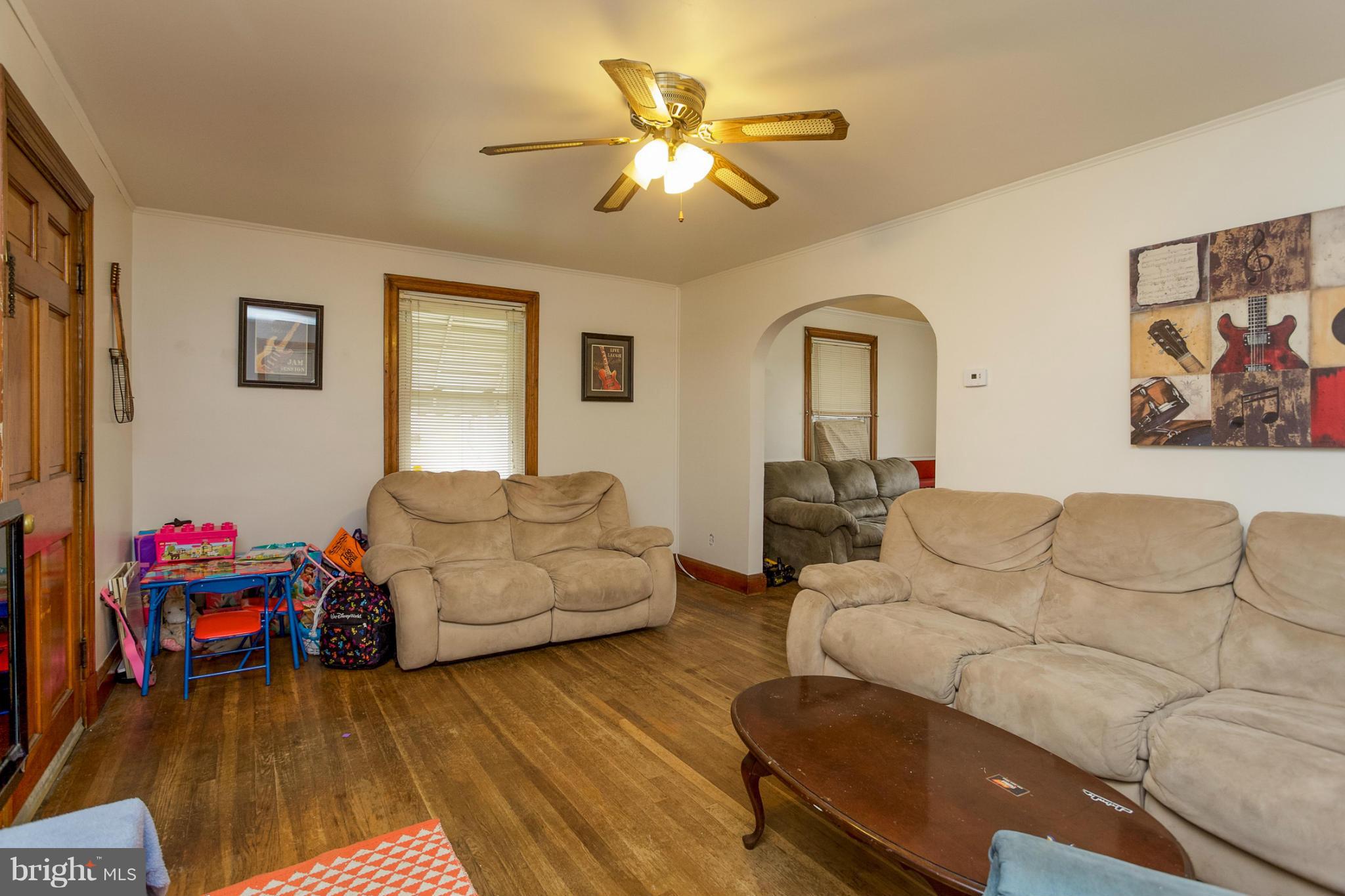 6601 North Point Road Baltimore, MD 21219 - Photo 8 of 30 Living Room