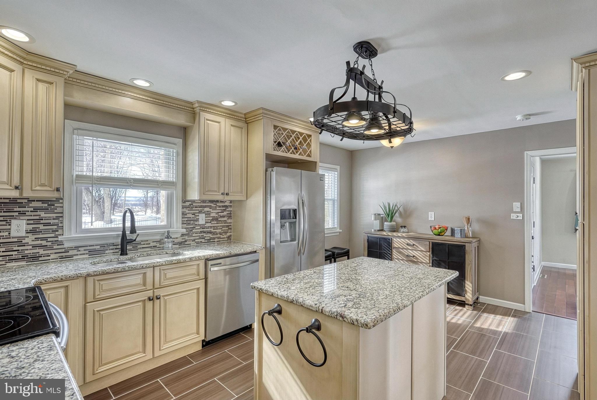 809 Flintlock Ridge Road Mechanicsburg, PA 17055 - Photo 11 of 46 a kitchen with center island table and chairs