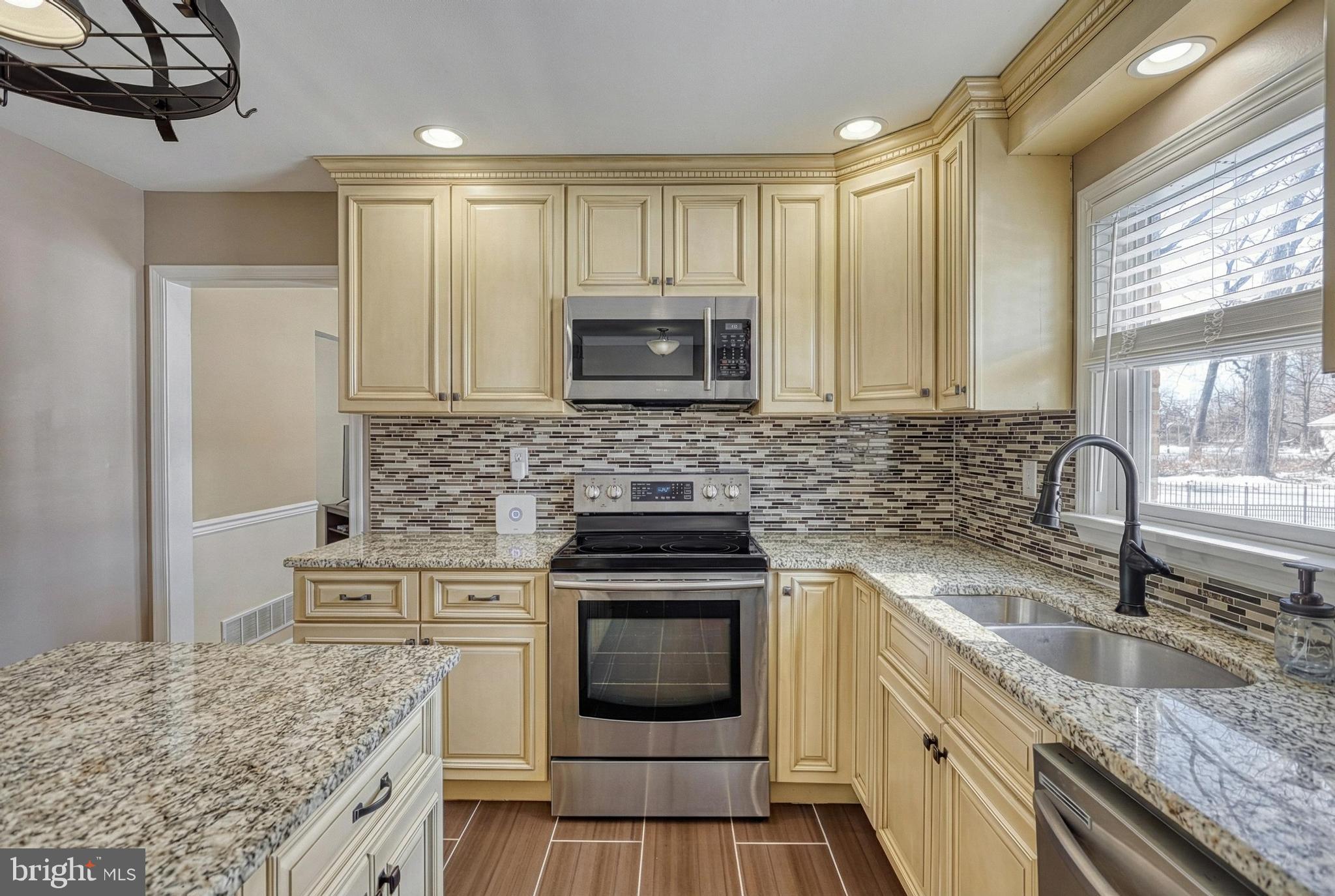 809 Flintlock Ridge Road Mechanicsburg, PA 17055 - Photo 8 of 46 a kitchen with granite countertop a sink stove and cabinets