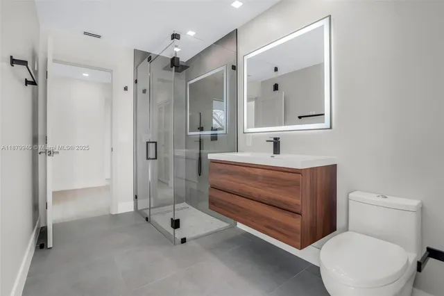 a view of a yard in front of house