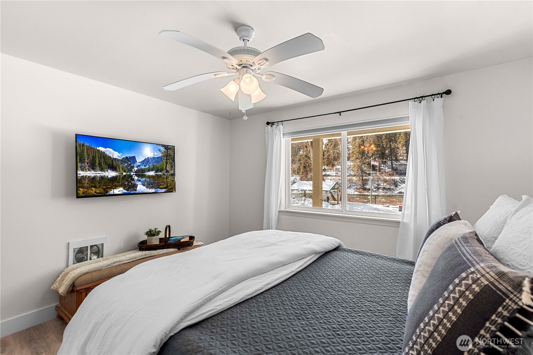 8348 Main Street, Unit 6 Peshastin, WA 98847 - Photo 25 of 34 a bedroom with a large bed and a window